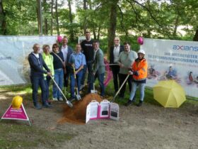 Spatenstich für den Glasfaser-Ausbau in Neuhaus (von links): 2. Bürgermeister Peter Pflug, Ranica Stefanovic (OFM Axians), Marktgemeinderätin Helga Umlauf, Christian Schulze (Bohrtechnik Schulze), Thomas Schreg (Bauamt), Andre Fischer (Baubegleiter Telekom Technik), Bürgermeister Florian Kastner, Thomas Vollrath (KBG Telekom Technik), Marktgemeinderat Andreas Schreg und Emma-Emily Petzold (OFM Axians).
