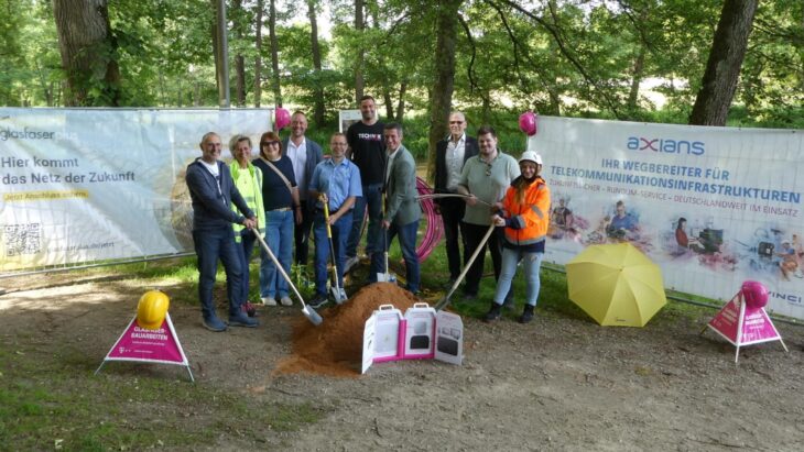 Spatenstich für den Glasfaser-Ausbau in Neuhaus (von links): 2. Bürgermeister Peter Pflug, Ranica Stefanovic (OFM Axians), Marktgemeinderätin Helga Umlauf, Christian Schulze (Bohrtechnik Schulze), Thomas Schreg (Bauamt), Andre Fischer (Baubegleiter Telekom Technik), Bürgermeister Florian Kastner, Thomas Vollrath (KBG Telekom Technik), Marktgemeinderat Andreas Schreg und Emma-Emily Petzold (OFM Axians).