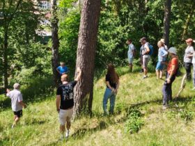 Überall im Rinntal wusste Karl Rauenbusch (ganz links) Spannendes über Flora und Fauna zu berichten.