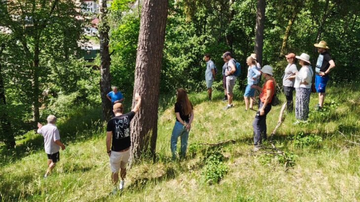 Überall im Rinntal wusste Karl Rauenbusch (ganz links) Spannendes über Flora und Fauna zu berichten.