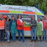 Unser Bild zeigt Ursula Schnelle und Fritz Bauer (Bildmitte, Thomas Adelmann (2. von links) und die Anbieter des Feuchter Bauernmarkts bei der Spendenübergabe.