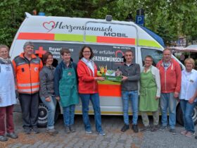 Unser Bild zeigt Ursula Schnelle und Fritz Bauer (Bildmitte, Thomas Adelmann (2. von links) und die Anbieter des Feuchter Bauernmarkts bei der Spendenübergabe.