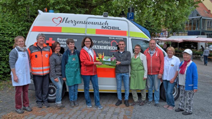 Unser Bild zeigt Ursula Schnelle und Fritz Bauer (Bildmitte, Thomas Adelmann (2. von links) und die Anbieter des Feuchter Bauernmarkts bei der Spendenübergabe.