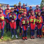 Die Wasserretter vor der Fließwasserübung in der Pegnitz im Strudelbad.