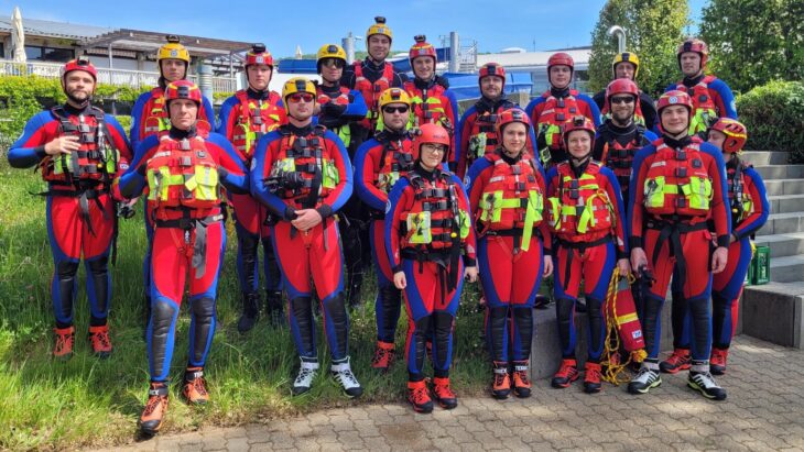 Die Wasserretter vor der Fließwasserübung in der Pegnitz im Strudelbad.