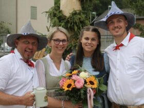 Unser Foto zeigt von links das Alt-Oberkirwapaar Daniel und Julia Hecht sowie das Oberkirwapaar Carolin Reif und Johannes Helmke.