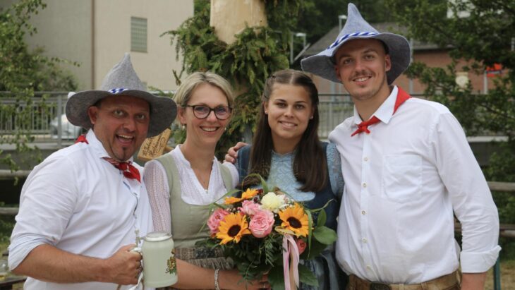 Unser Foto zeigt von links das Alt-Oberkirwapaar Daniel und Julia Hecht sowie das Oberkirwapaar Carolin Reif und Johannes Helmke.