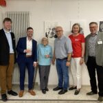 Fotograf Bernd Weller (3. von rechts) gemeinsam mit Fotomodell Anna Wagner (3. von links), dem dritten Bürgermeister Daniel Illauer (2. von links) und den Vorstandsmitgliedern der Albrecht-Franz-Stiftung, Volker Oemisch (links), Annemarie Wiehler (2. von rechts) und Klaus Hill (rechts), bei der Vernissage.