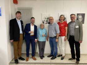 Fotograf Bernd Weller (3. von rechts) gemeinsam mit Fotomodell Anna Wagner (3. von links), dem dritten Bürgermeister Daniel Illauer (2. von links) und den Vorstandsmitgliedern der Albrecht-Franz-Stiftung, Volker Oemisch (links), Annemarie Wiehler (2. von rechts) und Klaus Hill (rechts), bei der Vernissage.