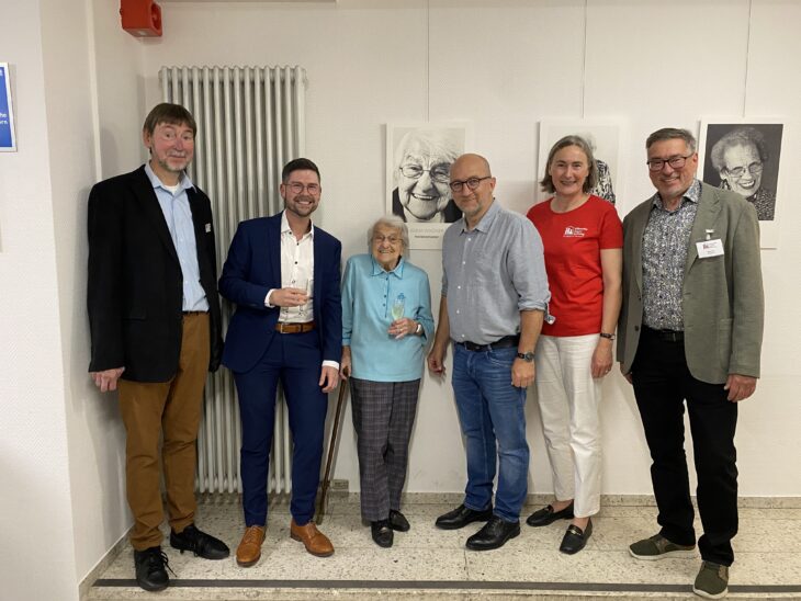 Fotograf Bernd Weller (3. von rechts) gemeinsam mit Fotomodell Anna Wagner (3. von links), dem dritten Bürgermeister Daniel Illauer (2. von links) und den Vorstandsmitgliedern der Albrecht-Franz-Stiftung, Volker Oemisch (links), Annemarie Wiehler (2. von rechts) und Klaus Hill (rechts), bei der Vernissage.