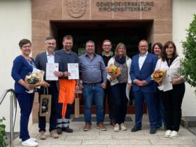 Von links: Verwaltungsfachwirtin Christine Vogel, Kämmerer Falk Tichatschke, Bauhofleiter Sven Munker, Geschäftsleiter Andreas Funk, zweiter Bürgermeister Johannes Bock, Erzieherin Diana Vizithum, erster Bürgermeister Klaus Albrecht, Kindergartenleitung Christiane Polster, Kinderpflegerin Sabine von Frantzky.