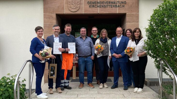 Von links: Verwaltungsfachwirtin Christine Vogel, Kämmerer Falk Tichatschke, Bauhofleiter Sven Munker, Geschäftsleiter Andreas Funk, zweiter Bürgermeister Johannes Bock, Erzieherin Diana Vizithum, erster Bürgermeister Klaus Albrecht, Kindergartenleitung Christiane Polster, Kinderpflegerin Sabine von Frantzky.