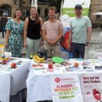 Christin Lind (Gesundheitsamt Nürnberger Land), Katharina Eichenmüller (Gesundheitsregion plus), Simon Spindler und Imanuel Ziefle (Gesundheitsamt Nürnberger Land, von links) informieren am Laufer Marktplatz über diverse Gesundheitsthemen.