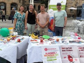 Christin Lind (Gesundheitsamt Nürnberger Land), Katharina Eichenmüller (Gesundheitsregion plus), Simon Spindler und Imanuel Ziefle (Gesundheitsamt Nürnberger Land, von links) informieren am Laufer Marktplatz über diverse Gesundheitsthemen.