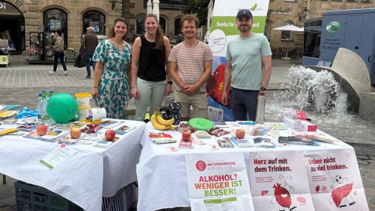 Christin Lind (Gesundheitsamt Nürnberger Land), Katharina Eichenmüller (Gesundheitsregion plus), Simon Spindler und Imanuel Ziefle (Gesundheitsamt Nürnberger Land, von links) informieren am Laufer Marktplatz über diverse Gesundheitsthemen.