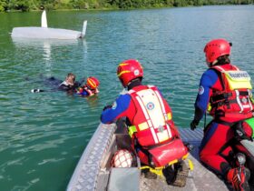 Das machen die Ehrenamtlichen der Wasserwacht Hersbruck seit stolzen 80 Jahren: Menschen vor dem Ertrinken retten.