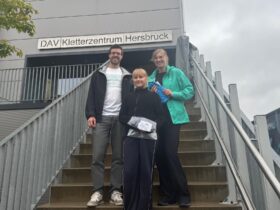 Zur Begrüßung überreichte Johannes Dischner die neuen Mitgliedsausweise, Präsente und ein beitragsfreies Jahr.