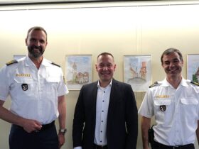 Die neue Führungsspitze der mittelfränkischen Polizei zu Besuch bei Landrat Armin Kroder: rechts Präsident Gernot Rochholz, links sein Vize Ulrich Rothdauscher.