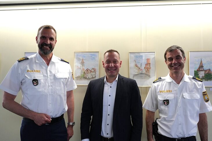 Die neue Führungsspitze der mittelfränkischen Polizei zu Besuch bei Landrat Armin Kroder: rechts Präsident Gernot Rochholz, links sein Vize Ulrich Rothdauscher.