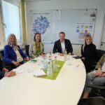 Von links: Bernd Hölzel und Annette Zimmermann von der Kreisentwicklung Nürnberger Land, Regionalbeauftragte Rebecca Lehnen, Landrat Armin Kroder, Regionalbeauftragte Angela Ringlein und die Leiterin der Erziehungs- und Jugendberatungsstelle Sonja Rapp.