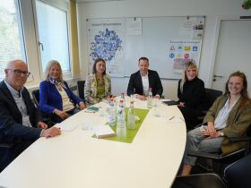 Von links: Bernd Hölzel und Annette Zimmermann von der Kreisentwicklung Nürnberger Land, Regionalbeauftragte Rebecca Lehnen, Landrat Armin Kroder, Regionalbeauftragte Angela Ringlein und die Leiterin der Erziehungs- und Jugendberatungsstelle Sonja Rapp.