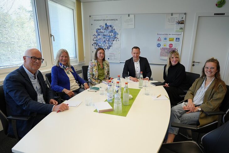 Von links: Bernd Hölzel und Annette Zimmermann von der Kreisentwicklung Nürnberger Land, Regionalbeauftragte Rebecca Lehnen, Landrat Armin Kroder, Regionalbeauftragte Angela Ringlein und die Leiterin der Erziehungs- und Jugendberatungsstelle Sonja Rapp.