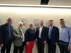 Von links.: Bernd Hölzel, Peter Bauer, Petra Hofmann, Landrat Armin Kroder, Gerhard Engelmann, Hans Heberlein.
