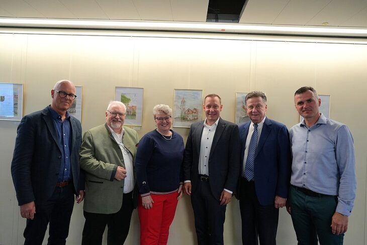 Von links.: Bernd Hölzel, Peter Bauer, Petra Hofmann, Landrat Armin Kroder, Gerhard Engelmann, Hans Heberlein.
