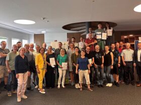 Die glücklichen Gewinnerinnen und Gewinner des STADTRADELN-Wettbewerbs mit Landrat Armin Kroder (ganz rechts) und der Radverkehrsbeauftragten Verena Loibl (vorne links).