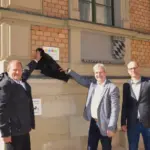 Enthüllten das „Bayern barrierefrei“-Signet am Eingang zum Vermessungsamt: Leitender Vermessungsdirektor Frank Hümmer, Bürgermeister Robert Ilg und der Leiter der Hersbrucker Dienststelle, Bertolt Thiäner (von links).
