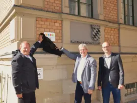 Enthüllten das „Bayern barrierefrei“-Signet am Eingang zum Vermessungsamt: Leitender Vermessungsdirektor Frank Hümmer, Bürgermeister Robert Ilg und der Leiter der Hersbrucker Dienststelle, Bertolt Thiäner (von links).