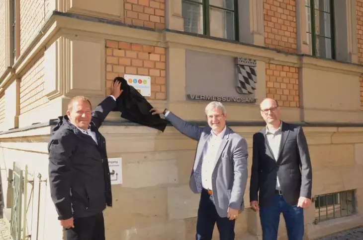 Enthüllten das „Bayern barrierefrei“-Signet am Eingang zum Vermessungsamt: Leitender Vermessungsdirektor Frank Hümmer, Bürgermeister Robert Ilg und der Leiter der Hersbrucker Dienststelle, Bertolt Thiäner (von links).