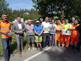 Landrat Armin Kroder (2. von links) präsentiert mit Mitarbeitenden der Abfallwirtschaft und des Wertstoffhofs die neue Brillensammelbox.