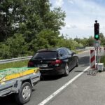 Eine Ampel regelt den Verkehr.