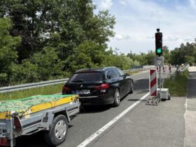 Eine Ampel regelt den Verkehr.