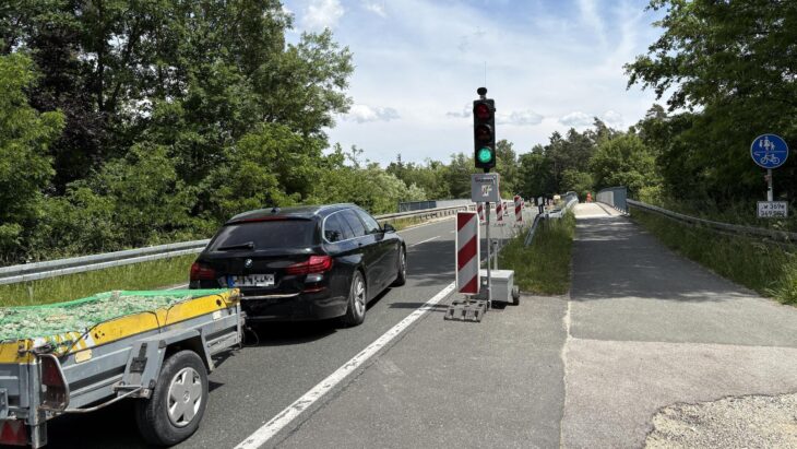 Eine Ampel regelt den Verkehr.