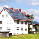 Dank Mieterstrom können auch Bewohnerinnen und Bewohner 
von Mehrfamilienhäusern Solarstrom vom eigenen Dach nutzen.