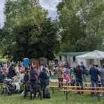 Die Besucher der Kirche Kunterbunt empfingen den Konfetti-Segen nach dem ökumenischen Gottesdienst, der unter dem Motto „Lasst uns feiern“ stand.