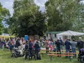 Die Besucher der Kirche Kunterbunt empfingen den Konfetti-Segen nach dem ökumenischen Gottesdienst, der unter dem Motto „Lasst uns feiern“ stand.