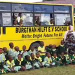 Strahlende Kinderaugen in Okunda: Die Schüler freuen sich sichtlich über ihren neuen Schulbus.
