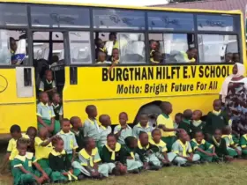 Strahlende Kinderaugen in Okunda: Die Schüler freuen sich sichtlich über ihren neuen Schulbus.