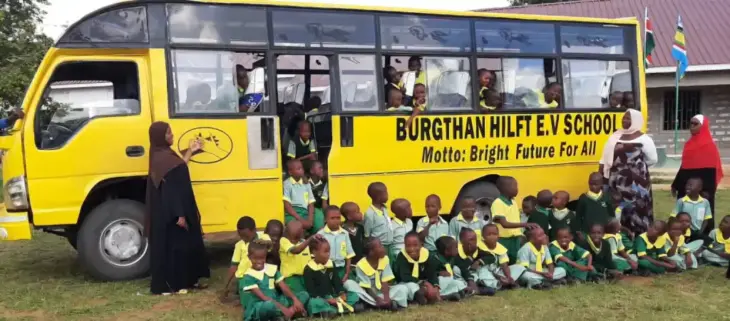 Strahlende Kinderaugen in Okunda: Die Schüler freuen sich sichtlich über ihren neuen Schulbus.