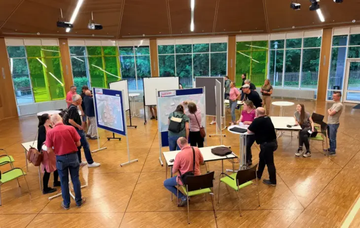 Für jeden Ortsteil eine Pinnwand: In der Bürgerhalle konnten Interessierte ihre Verbesserungsvorschläge für Schwarzenbruck anbringen.