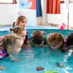 Den Mund ins Wasser halten und blubbern: Auch das ist Teil der sogenannten Wassergewöhnung.