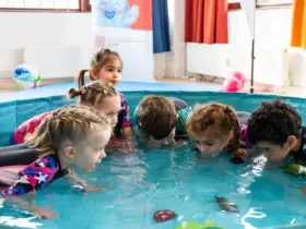 Den Mund ins Wasser halten und blubbern: Auch das ist Teil der sogenannten Wassergewöhnung.