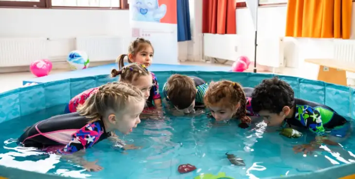 Den Mund ins Wasser halten und blubbern: Auch das ist Teil der sogenannten Wassergewöhnung.
