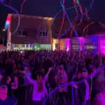Bauhof Beatz: Unter einem Luftschlangenregen feiert die tanzende Menge in Altdorf.