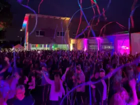 Bauhof Beatz: Unter einem Luftschlangenregen feiert die tanzende Menge in Altdorf.