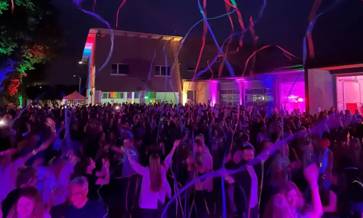 Bauhof Beatz: Unter einem Luftschlangenregen feiert die tanzende Menge in Altdorf.