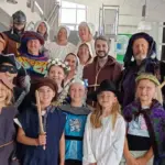 Mit Spielszenen und Requisiten brachten 14 Schauspielerinnen und Schauspieler der Festspielgemeinschaft den Kindern der Grundschule Burgthann die Geschichte Eppeleins näher.